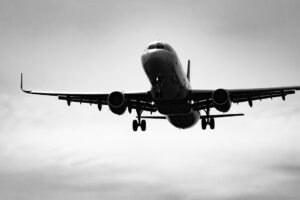 Avião preto e branco