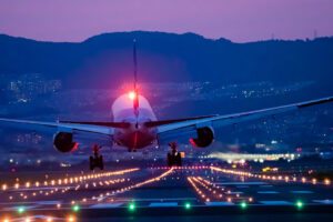 Avião decolando a noite luzes