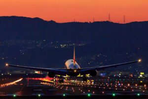 Avião levantando voo