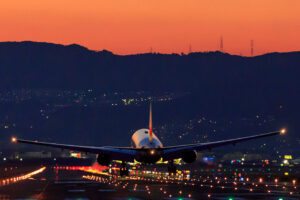 Fim de tarde avião decolando