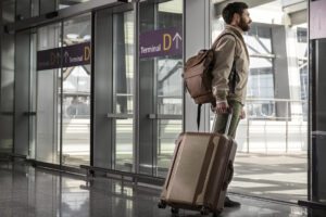 passageiro deixando o aeroporto