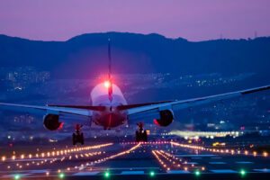 Pista avião decolando à noite