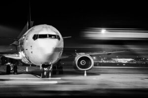 Avião de noite na pista