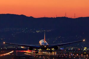 Avião decolando anoitecer