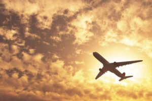 aviao no por do sol