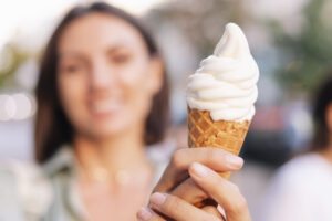 mulher com sorvete