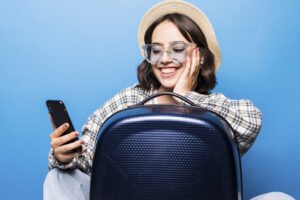 viajante com celular azul