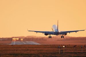 Avião pousando pista