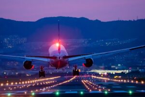 Avião decolando à noite