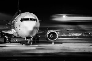 Avião na pista preto e branco