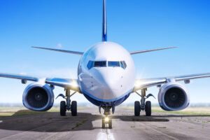Avião com detalhes em azul na pista