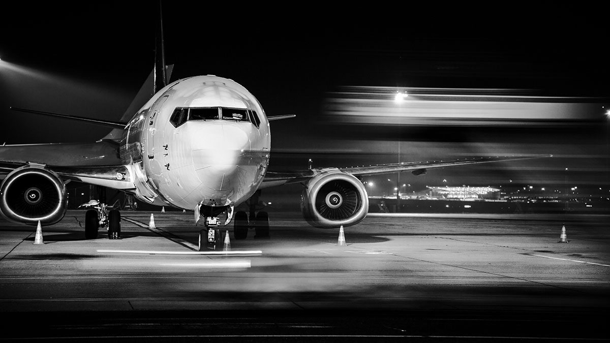 Avião em preto e branco