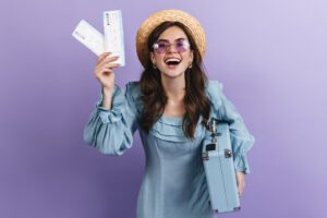 viajante com passagens aereas