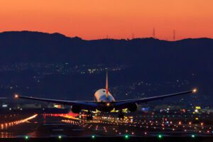 Avião a noite pista iluminada
