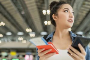 celular no aeroporto viajante