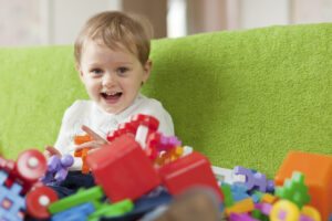 criança com brinquedos