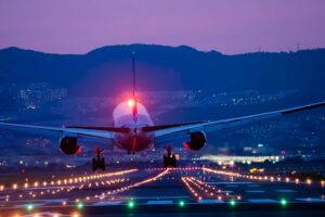Avião decolando a noite