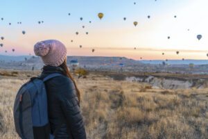 viajante vendo baloes