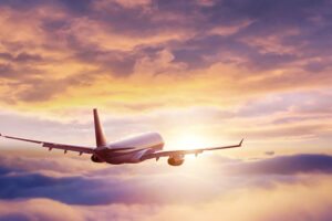 Avião voando pôr do sol