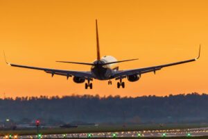 Céu laranja avião decolando