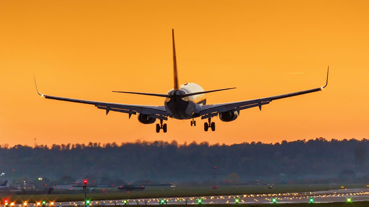 Céu laranja avião decolando