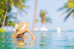 hospede em piscina hotel