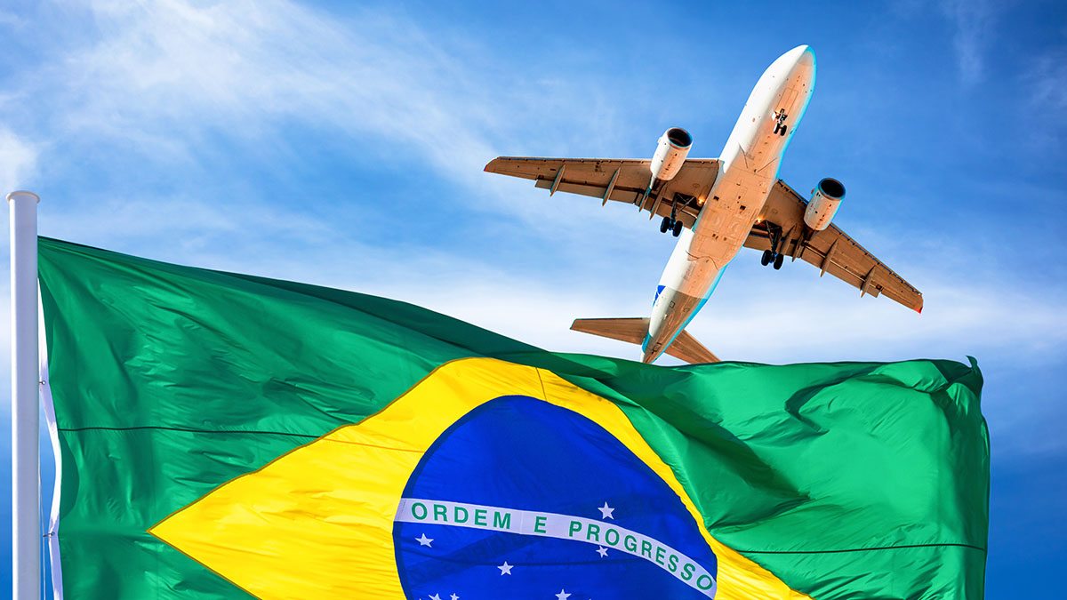 Avião e a bandeira do Brasil