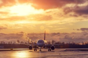 Avião na pista com a luz do sol