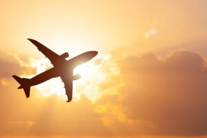 Avião no céu ensolarado