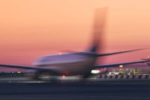 Avião passando depressa