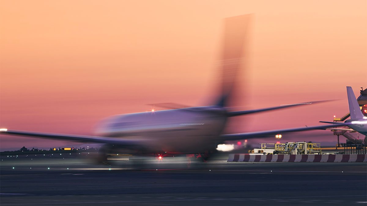 Avião passando depressa