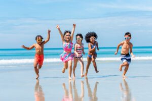 Crianças correndo na praia