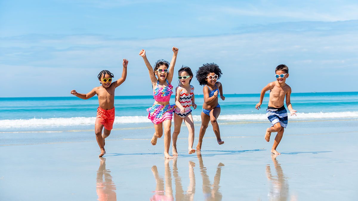 Crianças correndo na praia