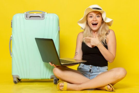 viajante com notebook