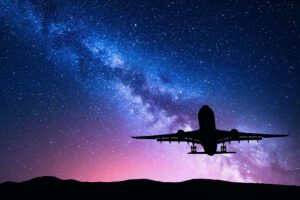 Avião voando no céu estrelado