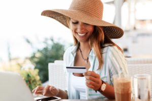 pessoa usando cartao feliz