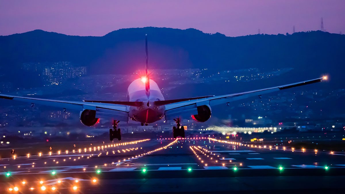 Avião decolando a noite