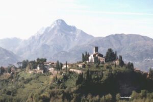 cidade italiana na montanha