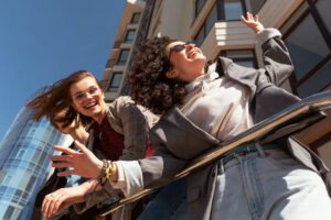 pessoas felizes na cidade