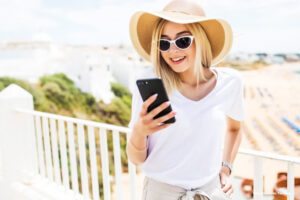 viajante com celular