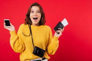 viajante com passagens aereas