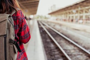 viajante esperando trem