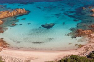 Praia de areia rosa na Itália