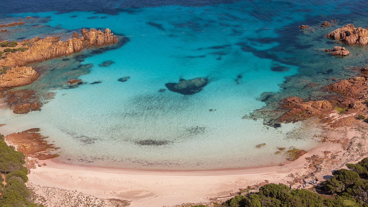 Praia de areia rosa na Itália