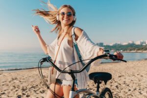viajante bicicleta praia