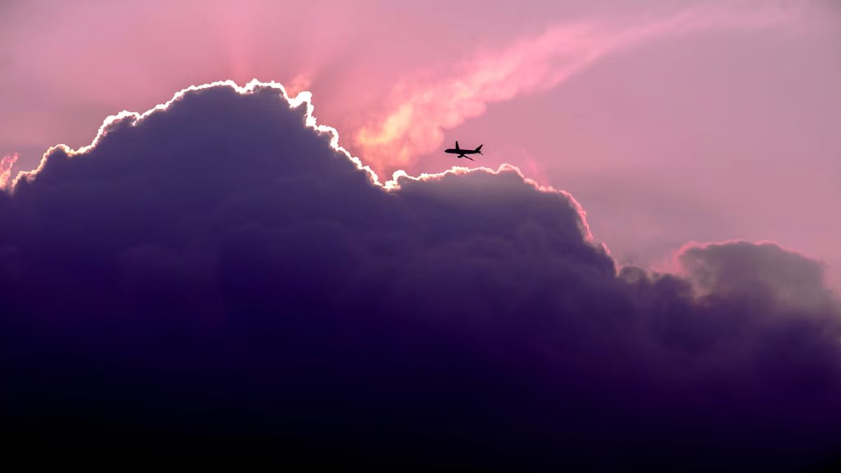 aviao céu cor de rosa