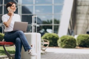 viajante com celular