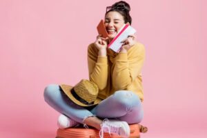 viajante feliz com passagens capa