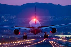 Aeronave decolando a noite
