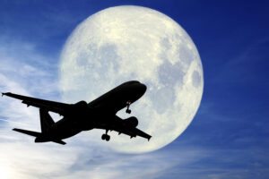 Avião e a lua